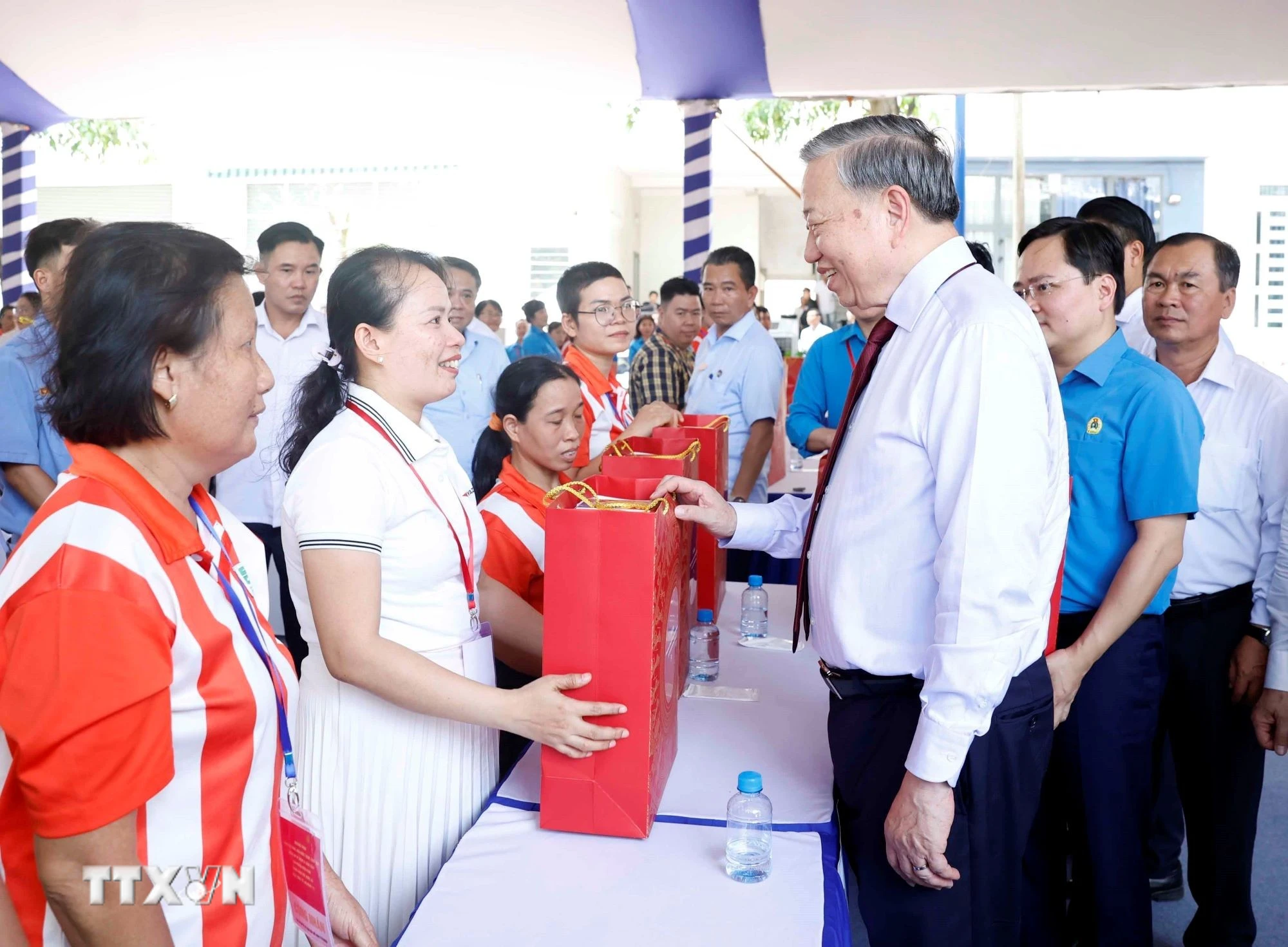 Tổng Bí thư, Chủ tịch nước Tô Lâm thăm và động viên công nhân TP.HCM