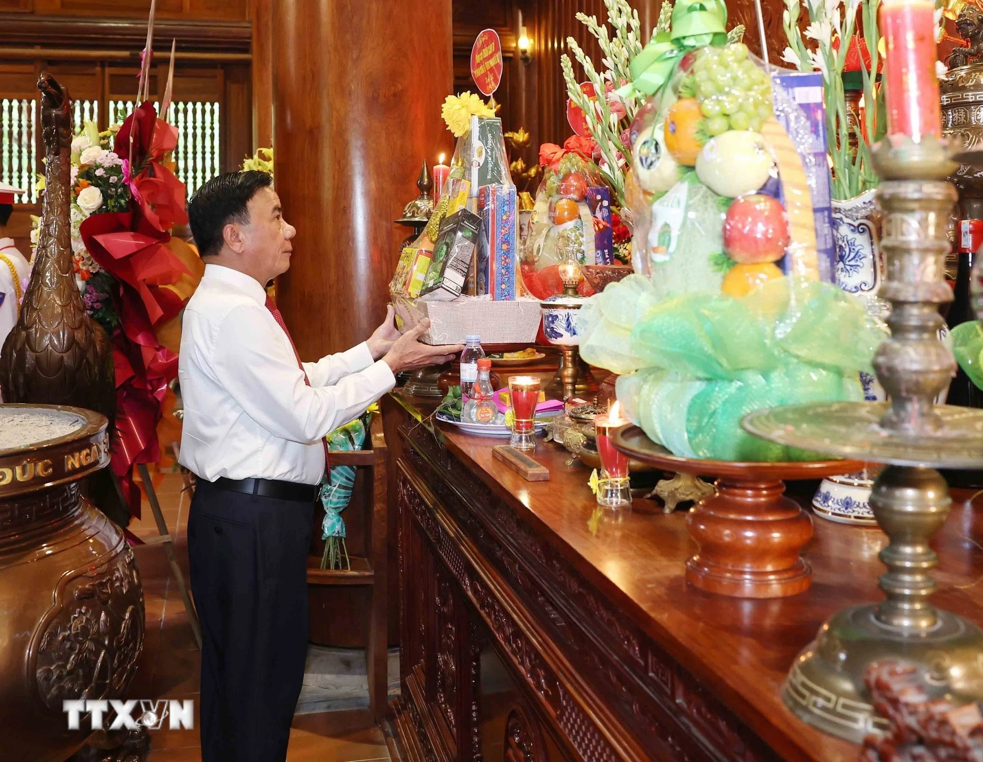 Thường trực Ban Bí thư dâng hương tưởng niệm Chủ tịch Hồ Chí Minh tại Nghệ An