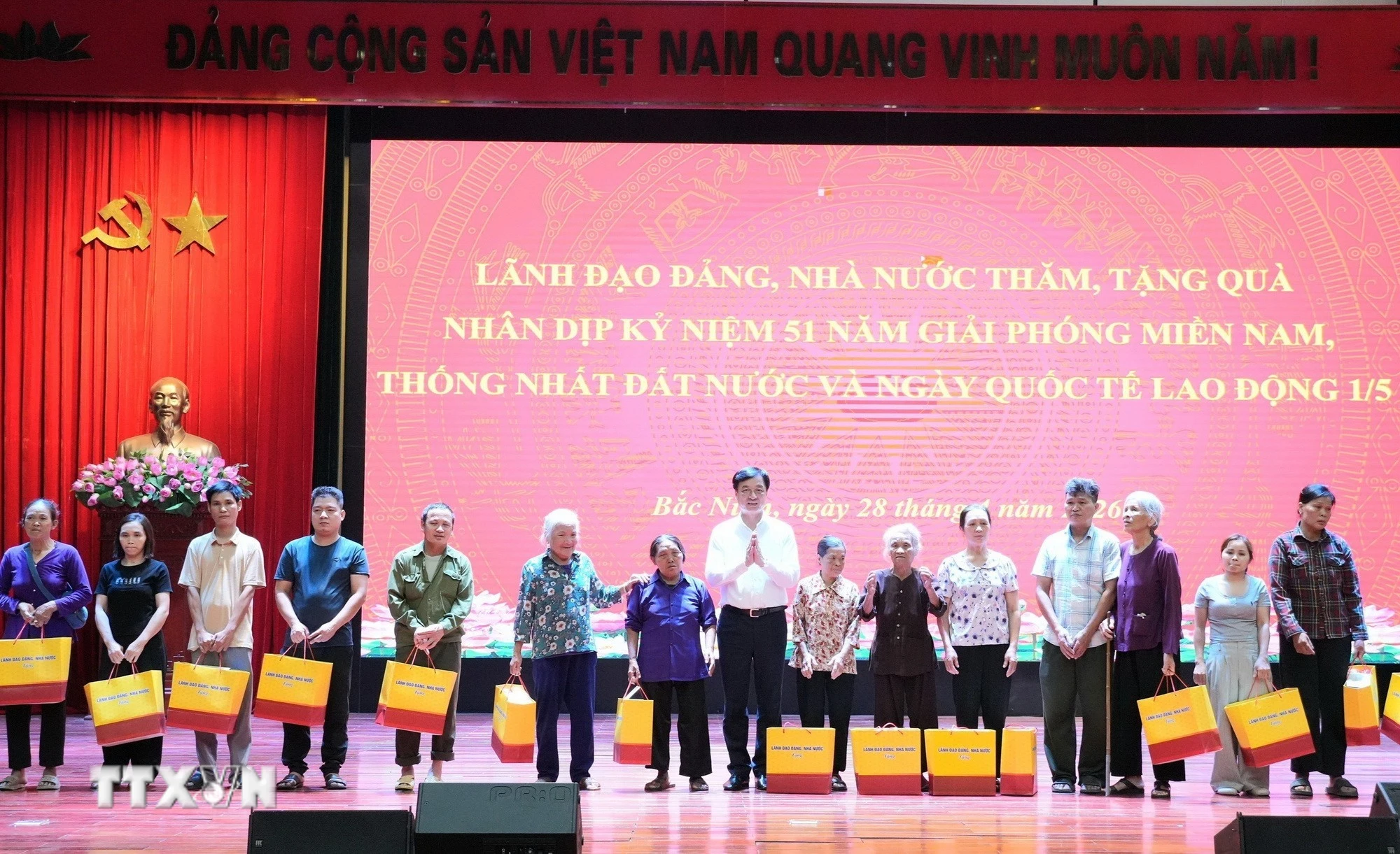 Tặng quà gia đình chính sách, hộ nghèo, công nhân lao động khó khăn tại Bắc Ninh
