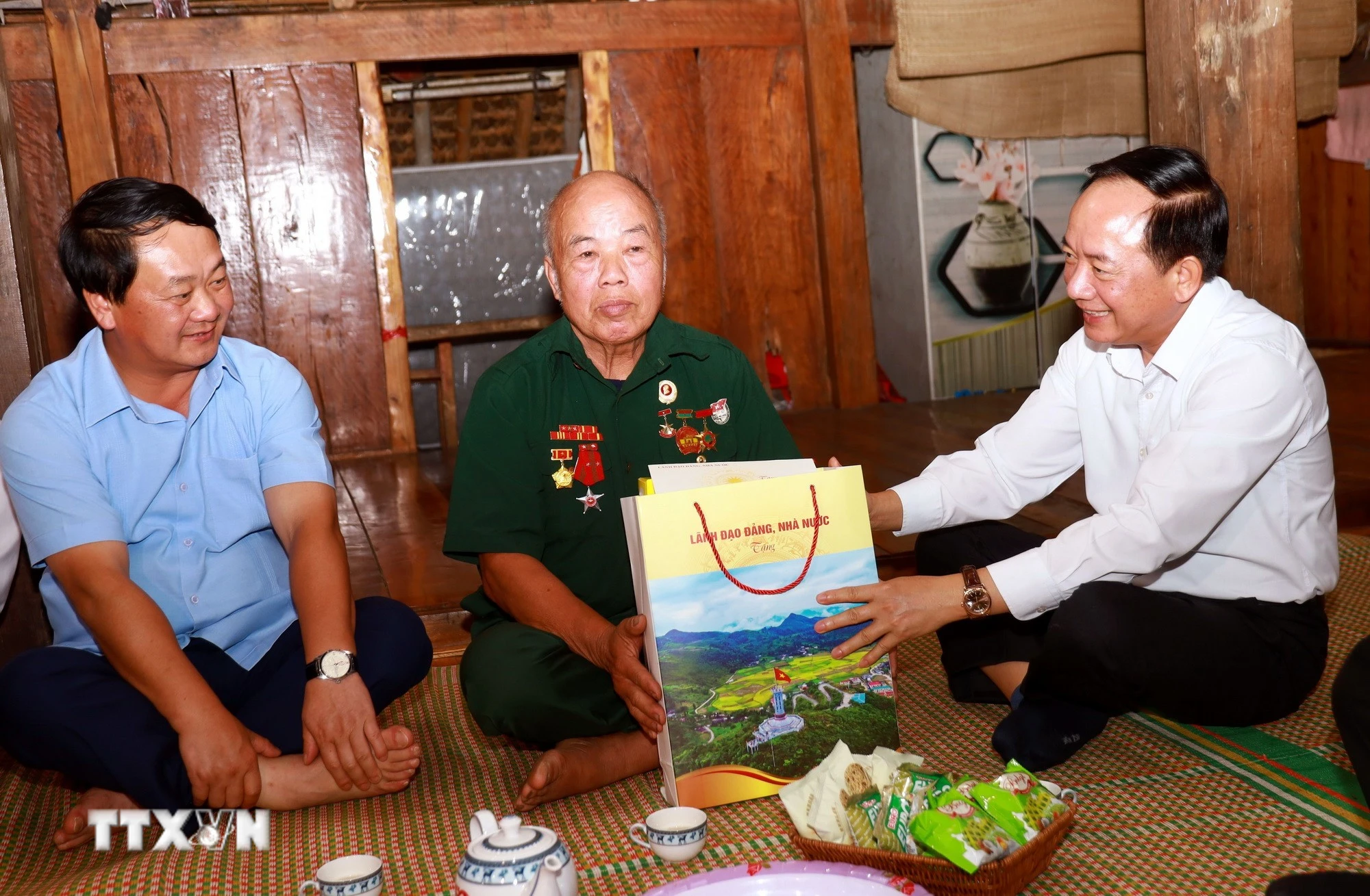 Trưởng Ban Tuyên giáo và Dân vận TW tri ân các gia đình chính sách tại Tuyên Quang