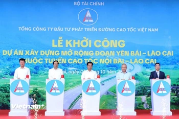 Các đại biểu nhấn nút khởi công dự án mở rộng đoạn cao tốc Yên Bái-Lào Cai. (Ảnh: Việt Hùng/Vietnam+)