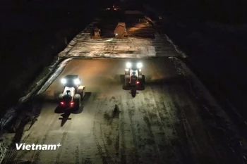 Các dự án cao tốc trọng điểm vẫn duy trì nhịp thi công xuyên đêm, xuyên lễ để đạt tiến độ hoàn thành vào cuối năm nay. (Ảnh: Việt Hùng/Vietnam+)