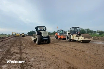 Nhà thầu thi công cao tốc Cần Thơ-Cà Mau. (Ảnh: PV/Vietnam+)