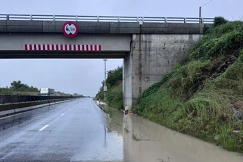 Một vị trí bị trên cao tốc Vĩnh Hảo-Phan Thiết bị ngập nước do mưa lớn trong những ngày qua. (Ảnh: PV/Vietnam+)