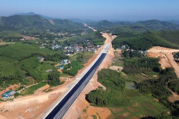 Dự án cao tốc Tuyên Quang-Hà Giang (Giai đoạn 1) đang được các nhà thầu tăng tốc thi công để kịp thông xe dịp 19/12 tới đây. (Ảnh: Khánh Hùng/Vietnam+)