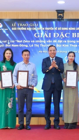 Nhóm tác giả Báo Nhân Dân nhận Giải Đặc biệt. (Ảnh: Sơn Hải)