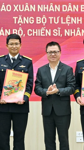 Ông Lê Quốc Minh, Ủy viên Trung ương Đảng, Tổng Biên tập Báo Nhân Dân trao tặng 5.000 tờ báo Xuân Nhân Dân Bính Ngọ 2026 cho đại diện Bộ Tư lệnh Hải quân. (Ảnh: PV/Vietnam+)