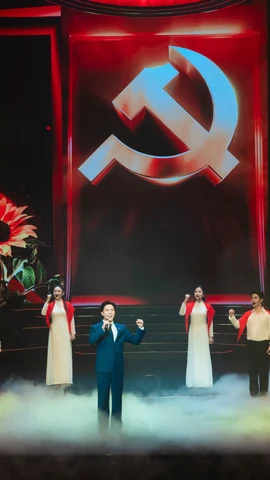 Ca sỹ Anh Tú biểu diễn trong chương trình nghệ thuật chính luận "Mãi mãi niềm tin theo Đảng" tối 16/1, tại Nhà hát Hồ Gươm (Hà Nội). (Ảnh: CTV/Vietnam+)