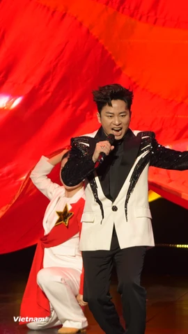 Mặc dù khán giả đang tò mò và hứng thú với những “giọng hát ảo”, “bản phối ảo” nhưng bắt tai, song chỉ những giọng ca thực lực mới có chỗ đứng lâu dài. (Ảnh minh họa: PV/Vietnam+)