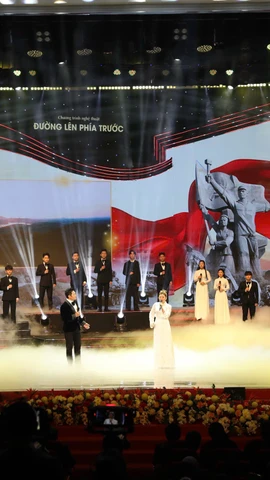 Chương trình nghệ thuật chính luận “Đường lên phía trước” do Bộ Văn hóa, Thể thao và Du lịch chủ trì, tổ chức ngày 3/2. (Ảnh: PV/Vietnam+)