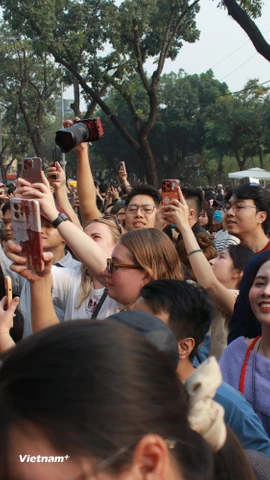 Những hình ảnh về đám cưới đôi trên phố đi bộ Hồ Gươm 