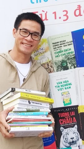 Chưa từng lỡ hẹn, tác giả Nguyễn Phong Việt lại tái ngộ với "Chúng ta sống để trở về" tiếp nối chuỗi tác phẩm mở đầu bằng "Chúng ta sống..." đều đặn phát hành mỗi dịp năm qua Tết đến. (Ảnh: NVCC)