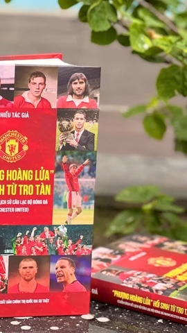 “Phượng hoàng lửa-Hồi sinh từ tro tàn" là cuốn sách viết về lịch sử Câu lạc bộ bóng đá Manchester United, một trong những đội bóng giàu truyền thống và có sức ảnh hưởng lớn nhất thế giới. (Ảnh: PV/Vietnam+)