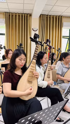 Các nghệ sỹ tại Hà Nội tập luyện chuẩn bị cho chương trình. (Ảnh: CTV/Vietnam+)