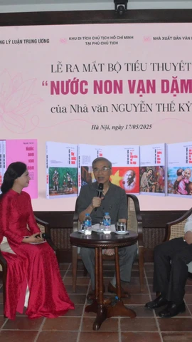 Buổi ra mắt sách có sự tham dự của nhiều chuyên gia nghiên cứu, văn nghệ sỹ. (Ảnh: Hoàng Hoàng/Vietnam+)