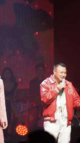 Phan Đinh Tùng bị Tự Long xoay như chong chóng với tiểu phẩm mang màu sắc "Ơn giời cậu đây rồi." (Ảnh: PV/Vietnam+)