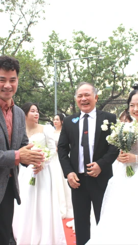 Nghệ sỹ Nhân dân Xuân Bắc - Cục trưởng Cục Nghệ thuật Biểu diễn trở thành MC và "chủ hôn" cho 80 cặp đôi đủ các độ tuổi, từ các cặp chưa thành hôn đến những cặp "đám cưới kim cương" 50 năm. (Ảnh: Minh Anh/Vietnam+)