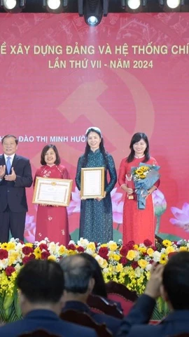 Các tác giả được trao giải A. (Ảnh: PV/Vietnam+)