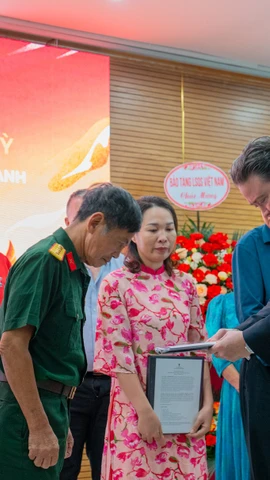 Cựu Đại sứ Hoa Kỳ tại Việt Nam Marc E. Knapper, trao trả "Hồ sơ Chứng tích chiến tranh" năm 2025. (Ảnh: CTV/Vietnam+)