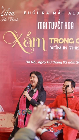 Nghệ sỹ Mai Tuyết Hoa và Nghệ sỹ Nhân dân Thanh Ngoan trong buổi ra mắt album. (Ảnh: PV/Vietnam+)