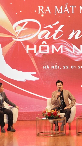 Nghệ sỹ Nhân dân Quốc Hưng (giữa) hiện là Giám đốc Học viện Âm nhạc Quốc gia Việt Nam. (Ảnh: Hà Hải Dương/Vietnam+)