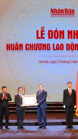Tổng Bí thư Tô Lâm thay mặt Lãnh đạo Đảng và Nhà nước trao Huân chương Lao động hạng Nhất tặng Báo Nhân Dân. (Ảnh:CTV/Vietnam+)