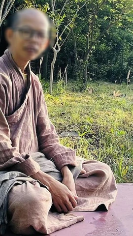 Ông Trần Minh Thành sử dụng trang phục của cư sỹ tại gia, có hình thức tương đối gần với trang phục thường thấy của tu sỹ Phật giáo. (Ảnh: FB)