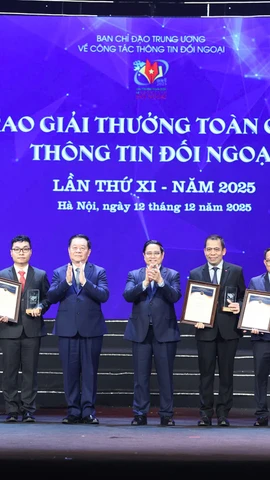 Thủ tướng Chính phủ Phạm Minh Chính và Ủy viên Bộ Chính trị, Bí thư Trung ương Đảng, Trưởng Ban chỉ đạo công tác thông tin đối ngoại, Chủ nhiệm Tổng Cục Chính trị Quân đội Nhân dân Việt Nam Nguyễn Trọng Nghĩa trao Giải Nhất cho các tác giả. (Ảnh: Hoài Nam/Vietnam+)