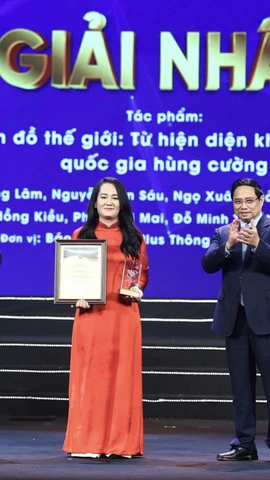 Nhà báo Chu Thị Hồng Kiều, đại diện nhóm tác giả Báo Điện tử VietnamPlus nhận Giải Nhất. (Ảnh: Hoài Nam/Vietnam+)