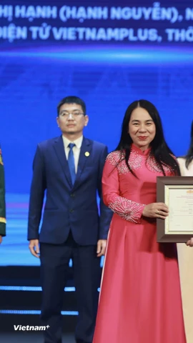 Nhà báo Nguyễn Thị Hạnh đại diện nhóm tác giả nhận Giải A. (Ảnh: Hoài Nam/Vietnam+)