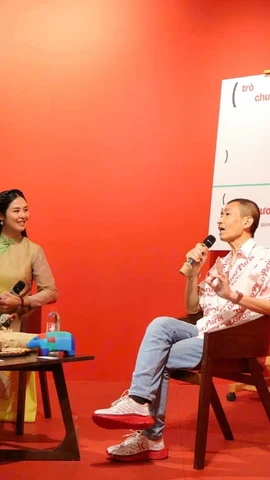 Họa sỹ Lê Thiết Cương trong buổi ra mắt sách "Trò chuyện với hội họa" tháng 6/2025. (Ảnh: PV/Vietnam+) 