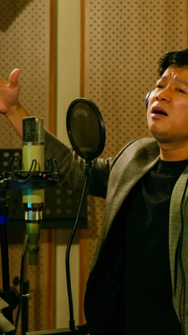 Nghệ sỹ Ưu tú Vũ Thắng Lợi thu âm cho các ca khúc trong album. (Ảnh: PV/Vietnam+)