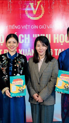 Các đại biểu tại buổi lễ ra mắt bộ sách “Vui học tiếng Việt” nhằm mở rộng hoạt động, nâng cao chất lượng giảng dạy tiếng Việt ở nước ngoài. (Ảnh: BTC)