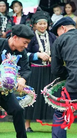 Trình diễn múa ngựa giấy của người dân tộc Nùng Dín (Mường Khương, Lào Cai). (Ảnh: Khánh Hòa/TTXVN)