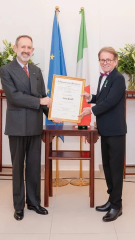 Đại sứ Marco della Seta trao Huân chương Công trạng của Chính phủ Italy cho ông Greig Craft. (Ảnh: PV/Vietnam+)