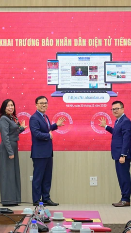 Các đại biểu cùng bấm nút khai trương Báo Nhân Dân điện tử tiếng Hàn Quốc, đánh dấu mốc ấn phẩm điện tử tiếng nước ngoài thứ 6 của Báo Nhân Dân chính thức hòa mạng internet. (Ảnh: PV/Vietnam+)