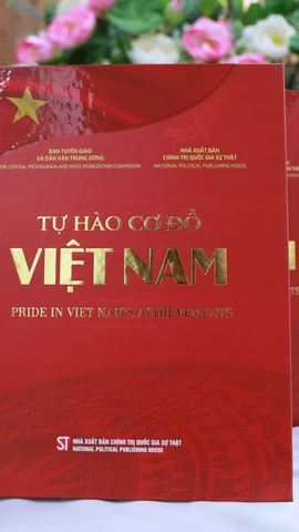 Cuốn sách gồm 17 bài viết, với gần 600 trang khổ lớn, được trình bày trang trọng, xuất bản song ngữ Việt-Anh. (Ảnh: PV/Vietnam+)