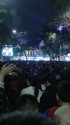 Biển người đổ về Hồ Gươm đón thời khắc chuyển giao sang năm mới 2026