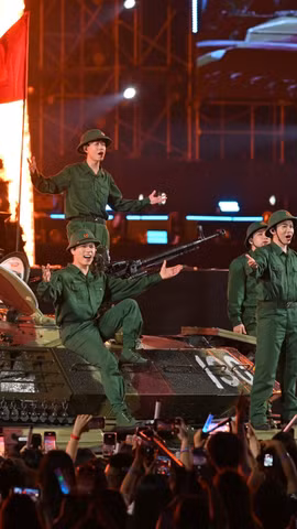 Chiếc xe tăng T-54B từng tham gia diễu binh diễu hành kỷ niệm 80 năm Quốc khánh Việt Nam, được sử dụng để minh họa cho một tiết mục của chương trình. (Ảnh: Nam Nguyễn) 