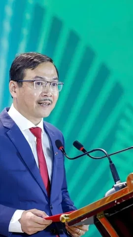 Tổng Biên tập Nguyễn Ngọc Thạch nhìn lại lịch sử 80 năm phát triển của Báo Nông nghiệp và Môi trường. (Ảnh: Tùng Đinh)