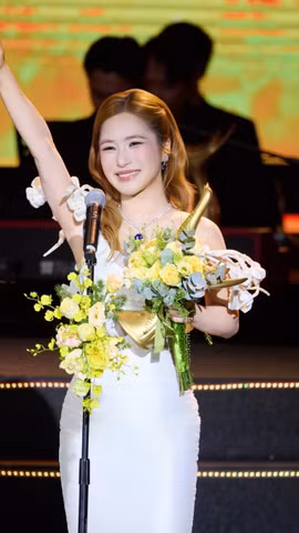 Ca sỹ Hương Tràm hạnh phúc vì sản phẩm âm nhạc "comeback" của mình được khán giả và giới chuyên môn đánh giá cao, (Ảnh: NVCC)