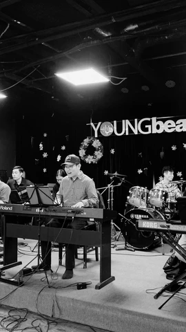 Các nghệ sỹ tập luyện cho chương trình. (Ảnh: Ngọc Việt Show)