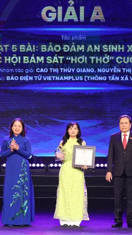 Phó Chủ tịch nước Võ Thị Ánh Xuân và Chủ tịch Quốc hội Trần Thanh Mẫn trao Giải A cho nhà báo Cao Thị Thùy Giang, đại diện nhóm tác giả Báo Điện tử VietnamPlus. (Ảnh: Hoài Nam/Vietnam+)