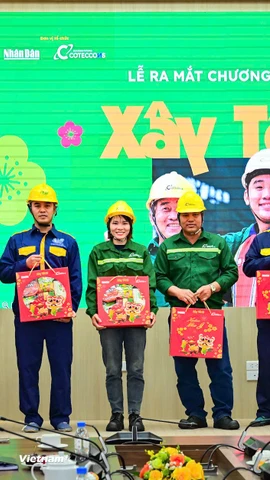 Ban Tổ chức trao quà tặng công nhân xây dựng của Coteccons và công nhân môi trường của Công ty TNHH Một thành viên Thoát nước Hà Nội. (Ảnh: CTV/Vietnam+)