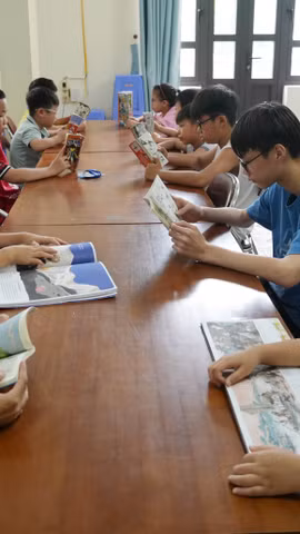 Học sinh được cán bộ thư viện giới thiệu các cuốn sách phù hợp với lứa tuổi. (Ảnh: Hải Yến/TTXVN)