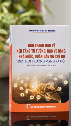 Với kết cấu khoa học và tính lý luận sâu sắc, gắn chặt với thực tiễn, cuốn sách Đấu tranh bảo vệ nền tảng tư tưởng, bảo vệ Đảng, Nhà nước, Nhân dân và chế độ trên môi trường mạng xã hội là một tài liệu có giá trị trên mặt trận tư tưởng thời đại số. (Ảnh: PV/Vietnam+)