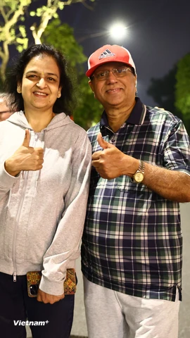 Hà Nội: Du khách nước ngoài hòa nhịp đón giao thừa cùng người Việt