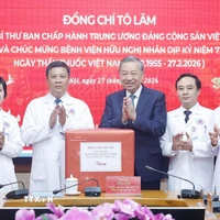 Tổng Bí thư Tô Lâm tặng quà cho cán bộ, bác sỹ, nhân viên y tế Bệnh viện Hữu nghị. (Ảnh: Thống Nhất/TTXVN)