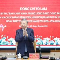 Tổng Bí thư Tô Lâm đến thăm, chúc mừng cán bộ, Bác sỹ, nhân viên y tế Bệnh viện Hữu nghị. (Ảnh: Thống Nhất/TTXVN)