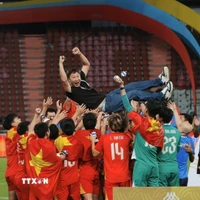 Huấn luyện viên Kim Sang-sik thêm một lần cùng bóng đá Việt Nam "chinh phục" thành công Rajamangala, mang về tấm huy chương Vàng quý giá cho bóng đá Việt Nam tại kỳ SEA Games 33 này. (Ảnh: Minh Quyết/TTXVN)